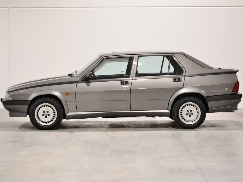 Imagen 8/34 de Alfa Romeo 75 2.0 Twin Spark (1991)