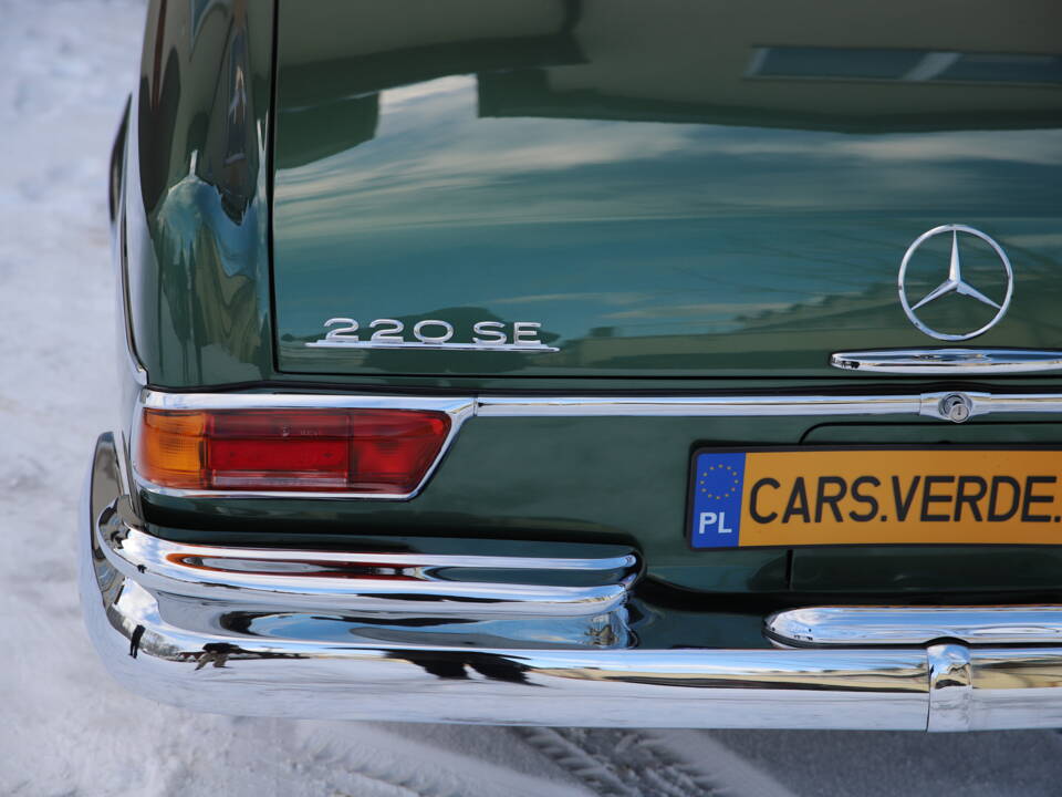 Image 21/29 of Mercedes-Benz 220 SE b (1964)