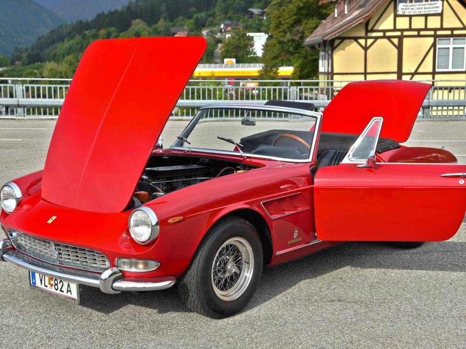 Afbeelding 16/50 van Ferrari 275 GTS (1965)