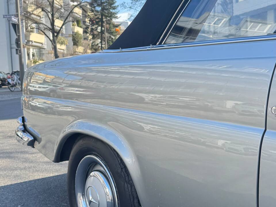 Image 18/37 de Mercedes-Benz 250 SE (1966)