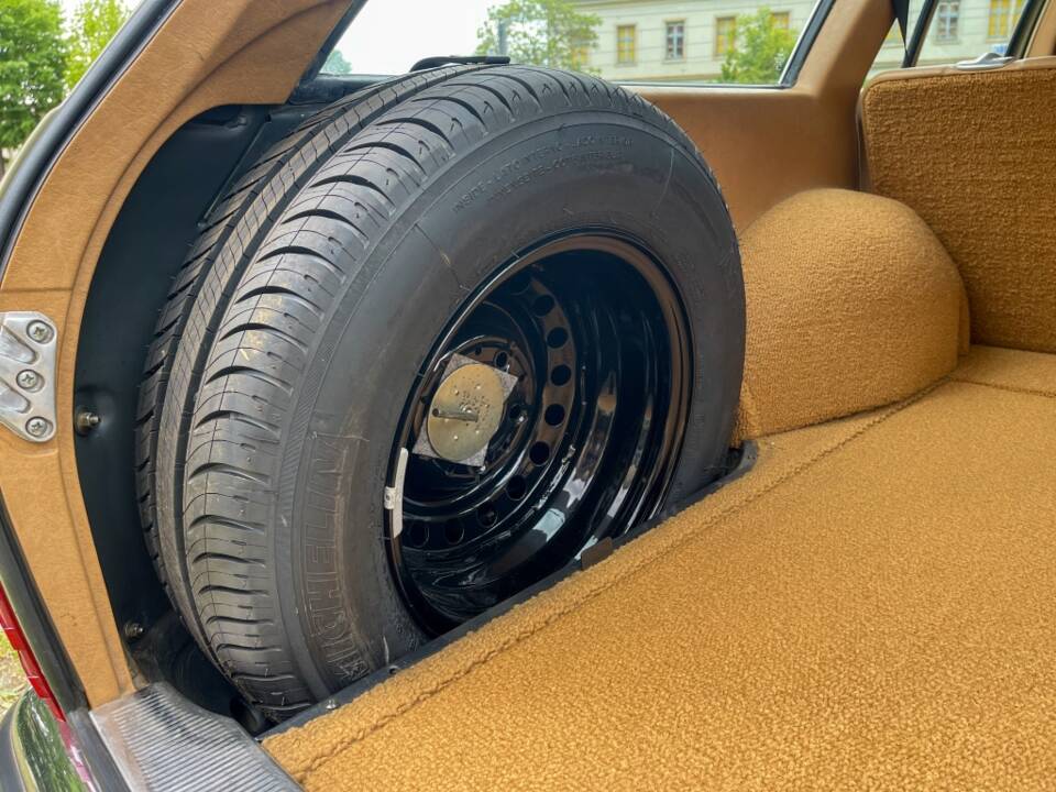 Image 29/34 of Mercedes-Benz 200 T (1983)