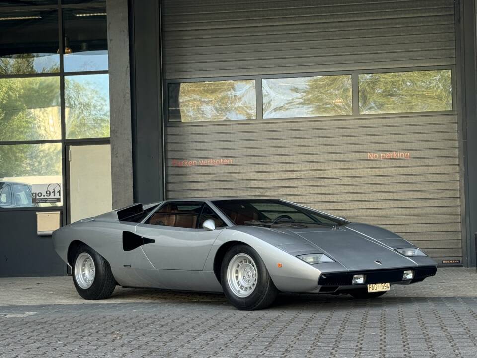 Image 2/45 of Lamborghini Countach LP 400 (1975)