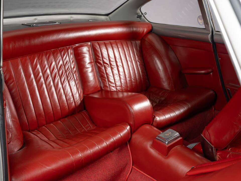 Image 27/29 of Ferrari 250 GTE (1961)