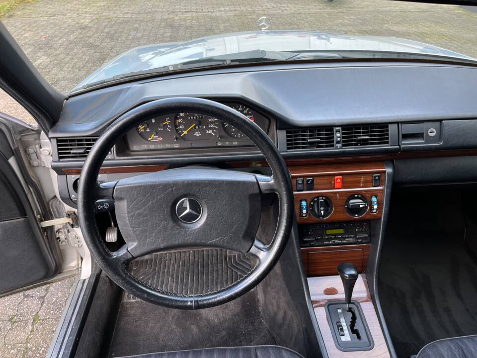 Immagine 24/24 di Mercedes-Benz 260 E (1990)