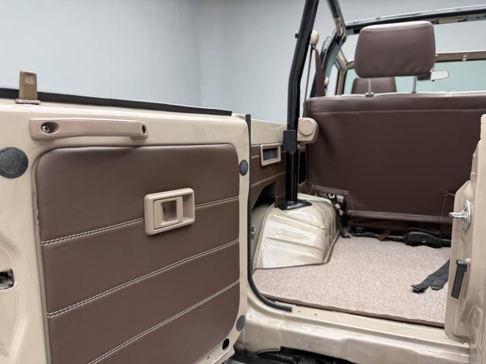 Immagine 9/24 di Toyota Land Cruiser LJ73 (1991)