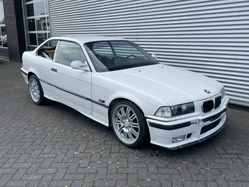 Image 1/8 de BMW 320i (1996)