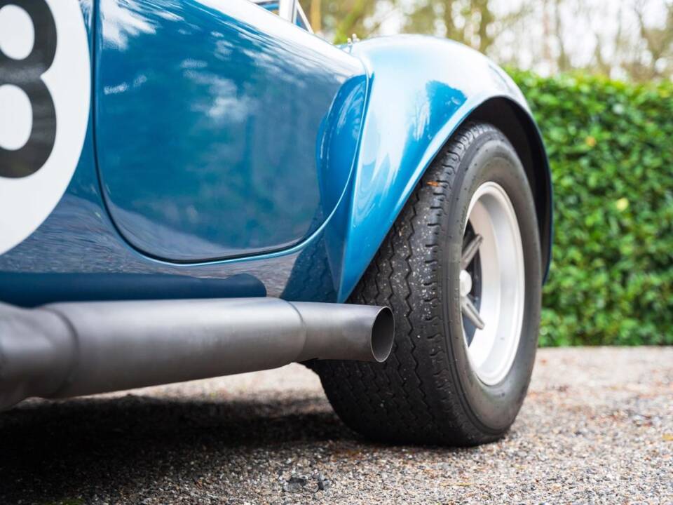 Image 9/16 of Shelby Cobra 427 S&#x2F;C (1965)