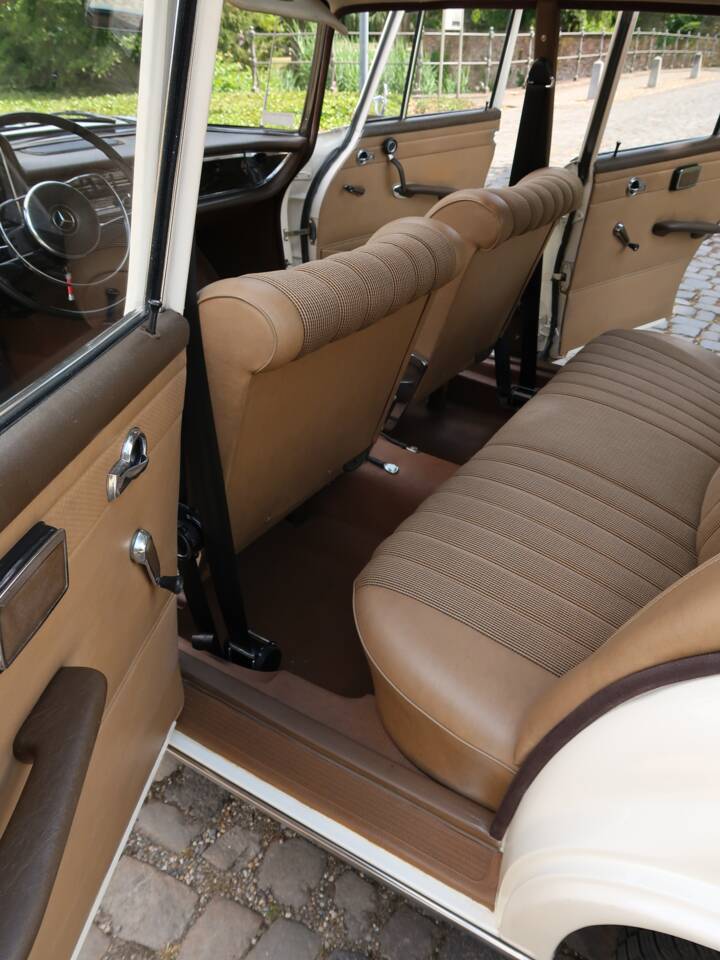 Image 12/32 of Mercedes-Benz 200 D (1966)