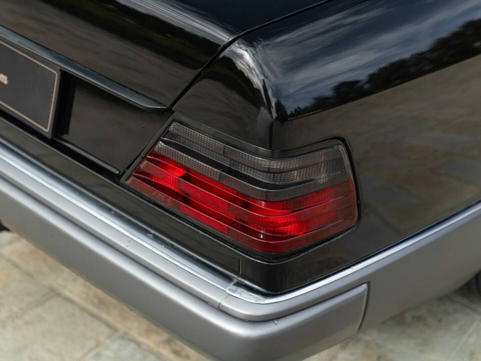 Immagine 22/48 di Mercedes-Benz 200 CE (1990)