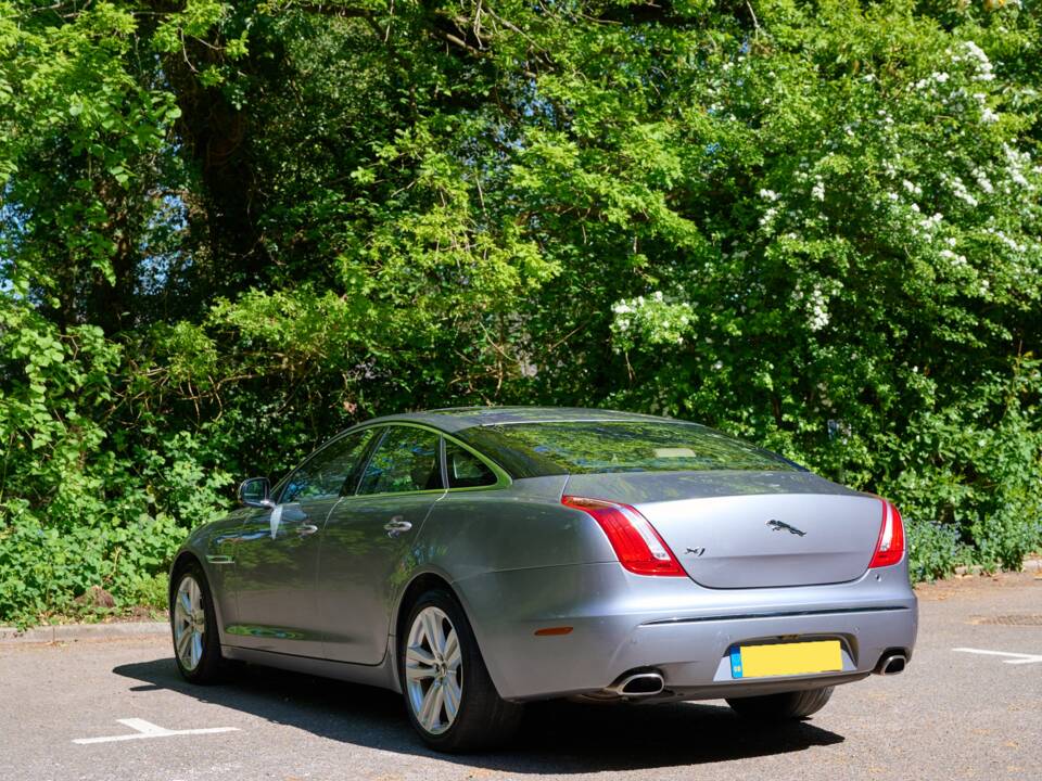 Image 18/50 of Jaguar XJ 5.0 (2012)