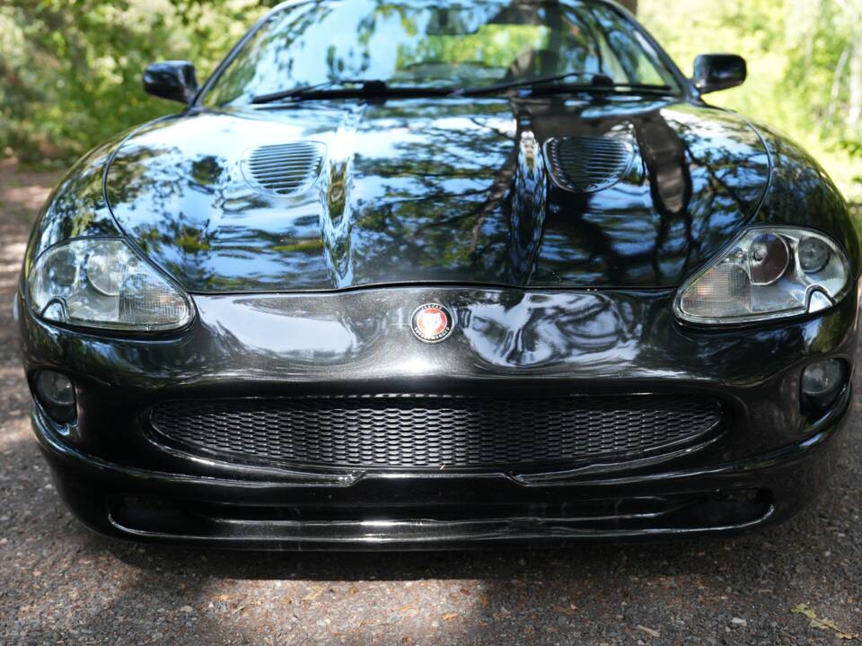 Image 19/50 of Jaguar XKR (1998)
