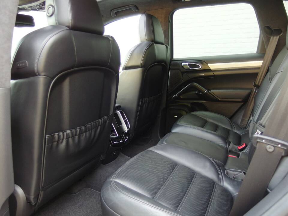 Bild 67/98 von Porsche Cayenne Turbo (2010)
