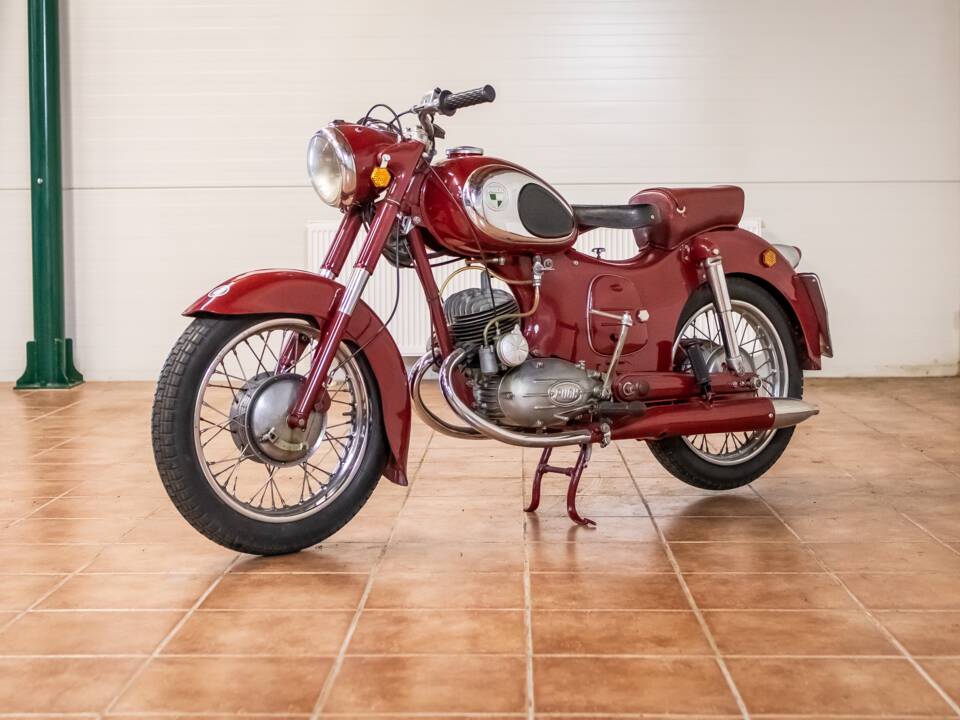 Image 1/10 de Puch 125 SVS (1956)