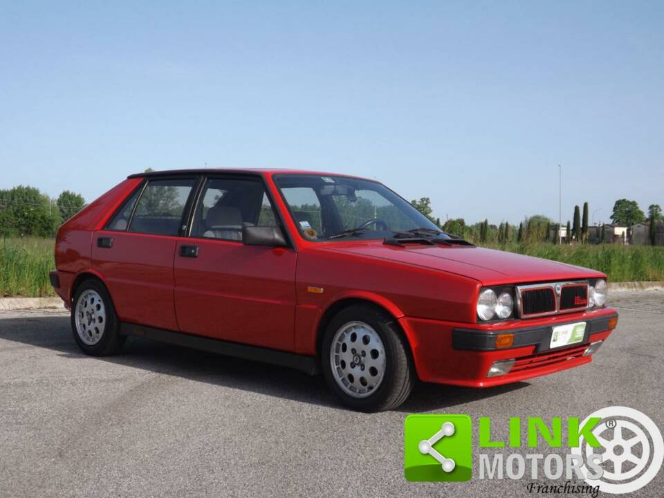 Bild 9/10 von Lancia Delta 1.6 HF (1988)