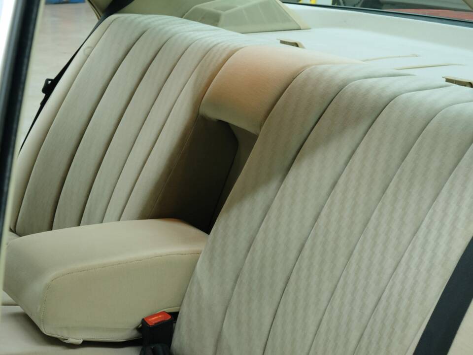Bild 37/50 von Mercedes-Benz 260 SE (1986)