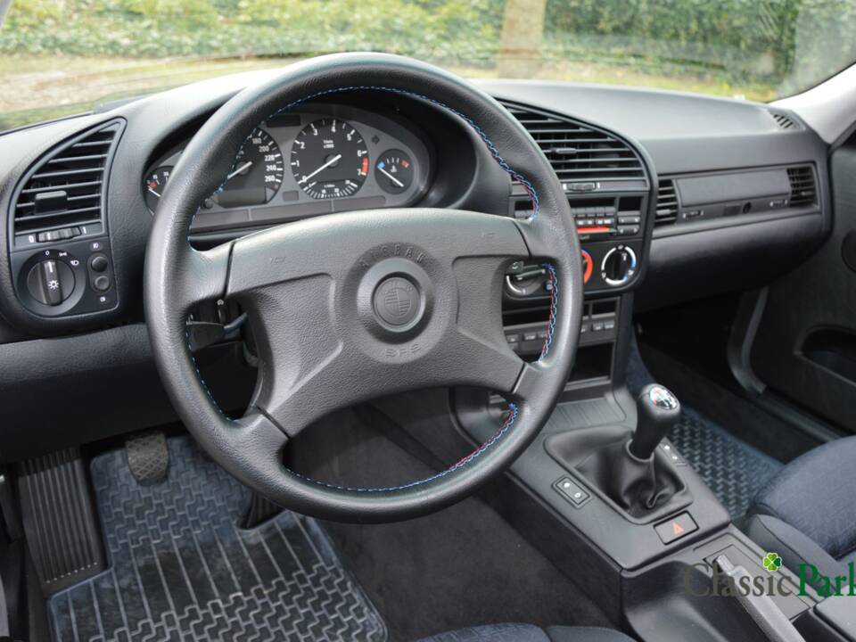Bild 29/50 von BMW 320i (1994)