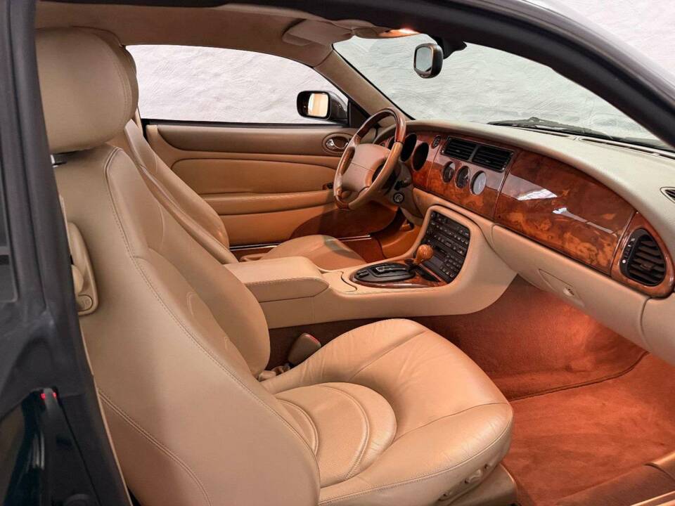 Image 18/26 of Jaguar XKR (2000)