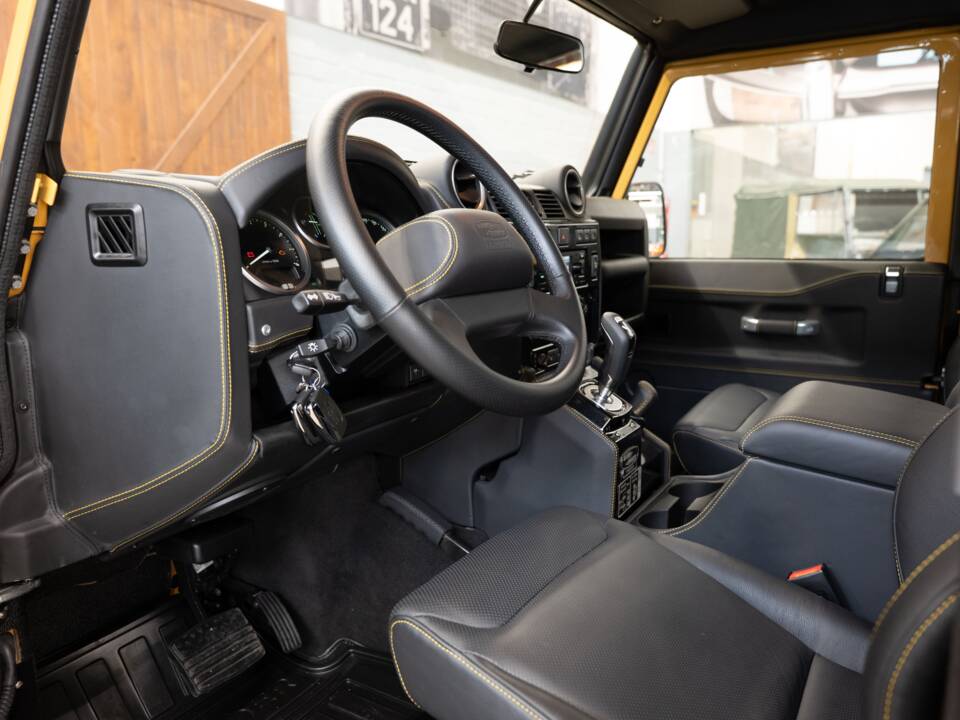 Image 23/47 of Land Rover Defender 90 Works V8 (2013)