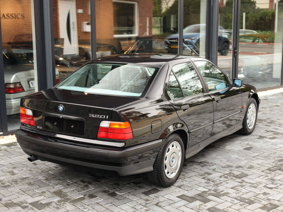 Afbeelding 3/99 van BMW 320i (1996)