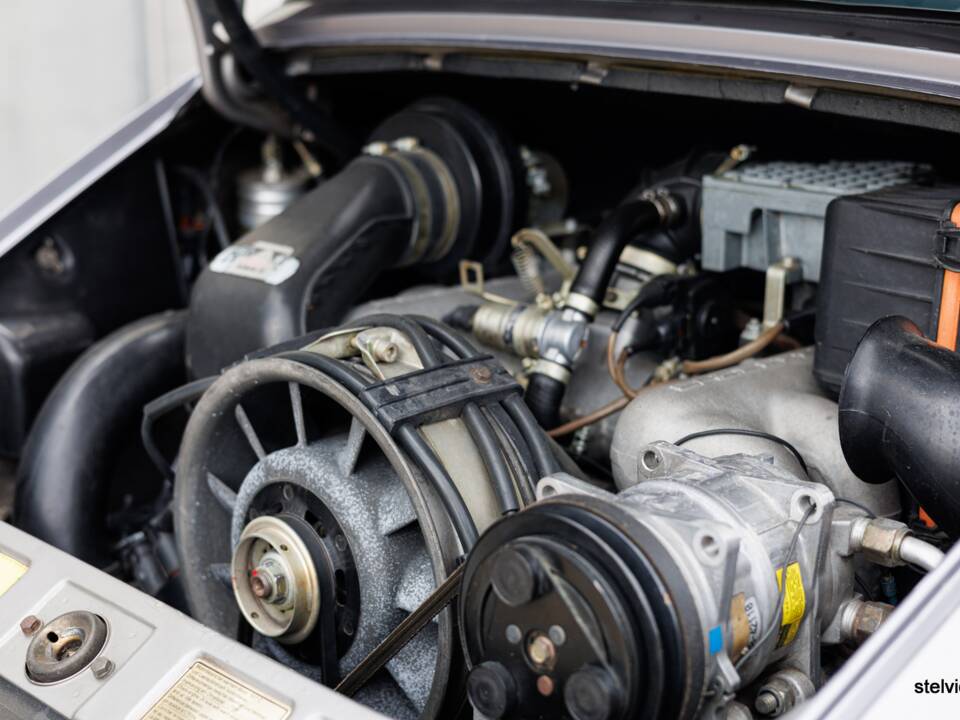 Image 40/44 de Porsche 911 Carrera 3.2 &quot;#250.000 911&quot; (1988)