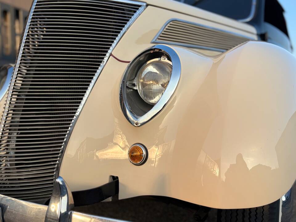 Image 22/26 de Ford V8 Deluxe Club Cabriolet (1937)