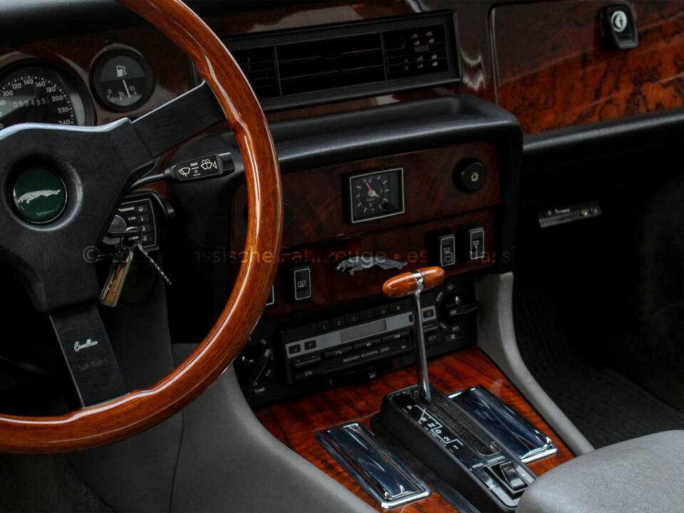 Immagine 43/46 di Jaguar XJ 12 (1986)