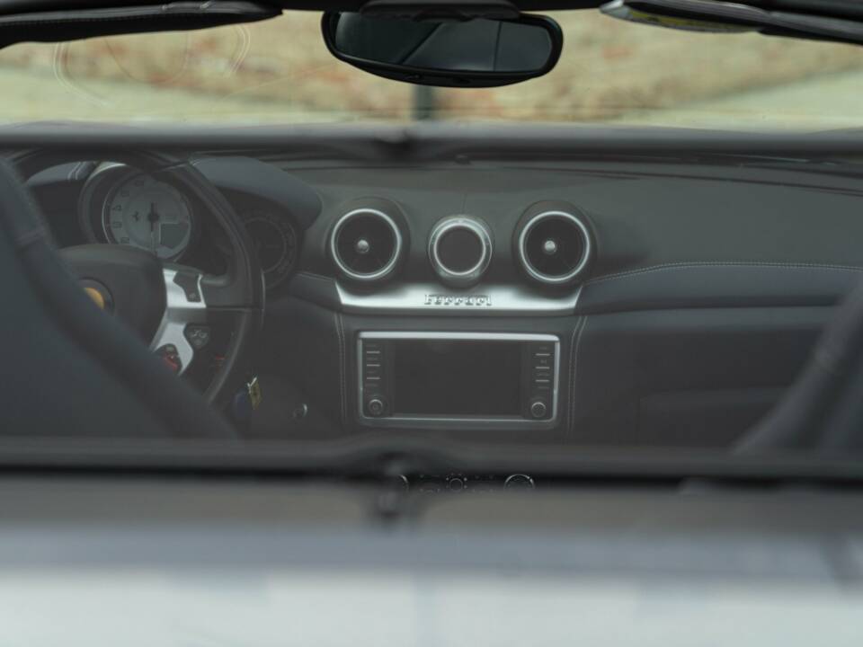 Bild 39/50 von Ferrari California T (2014)