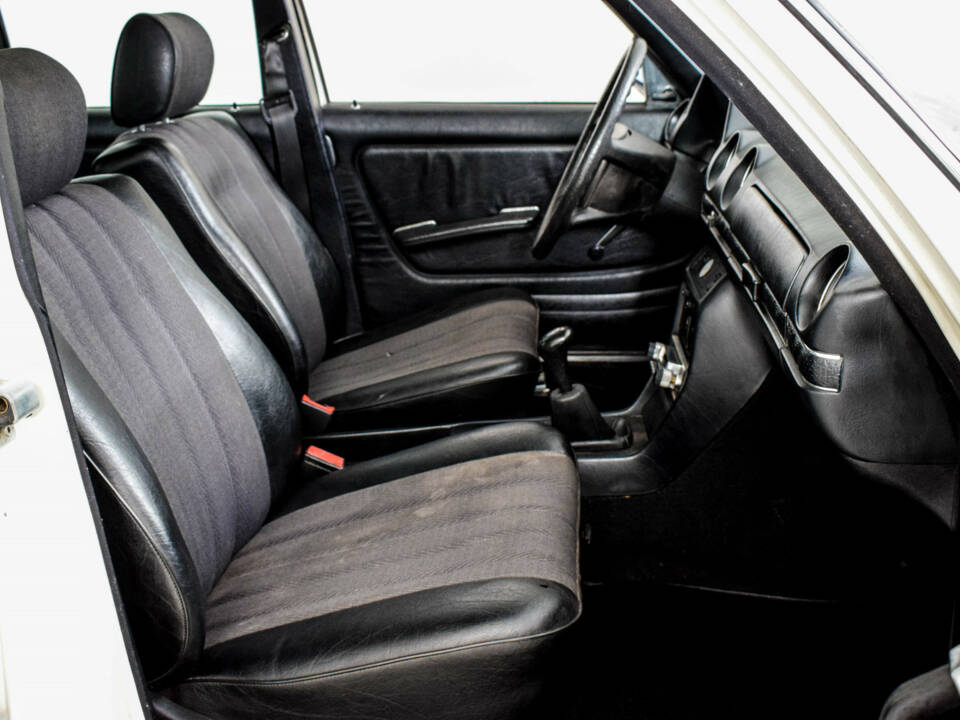 Immagine 4/46 di Mercedes-Benz 240 D (1982)