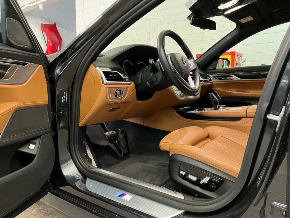 Image 6/18 de BMW 750i (2018)