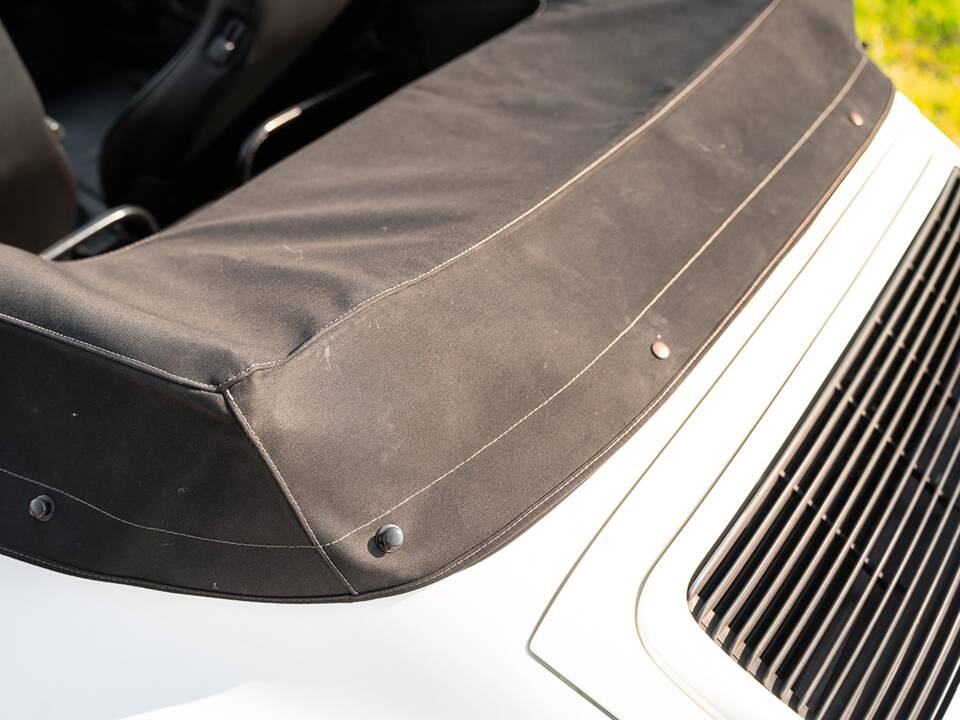 Image 24/48 of Porsche 911 Carrera 4 (1992)