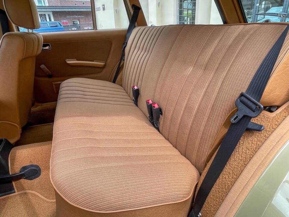 Image 25/34 of Mercedes-Benz 200 T (1983)