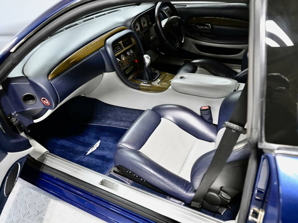 Image 43/50 of Aston Martin DB 7 GT (2004)