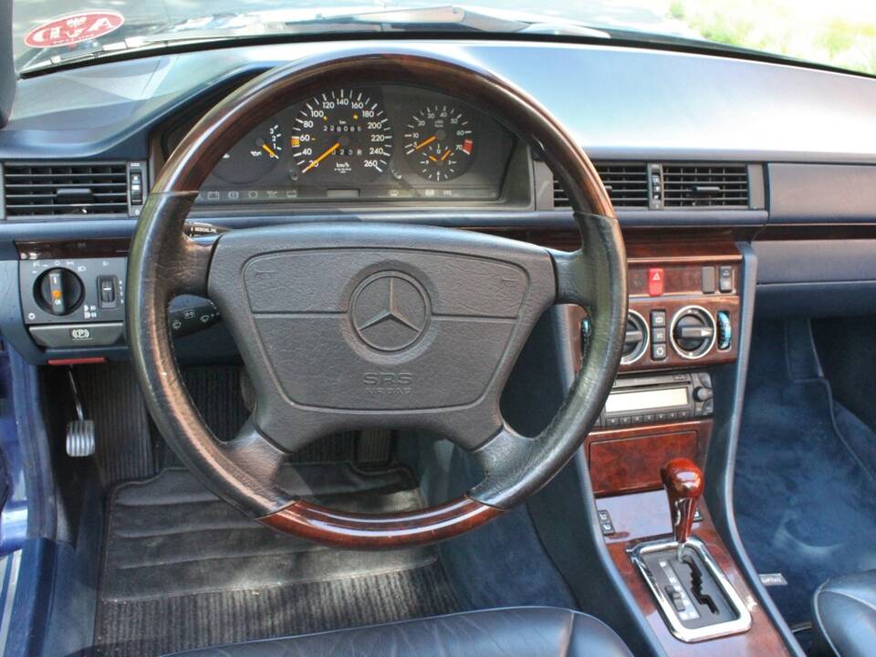 Image 13/21 of Mercedes-Benz E 320 (1995)