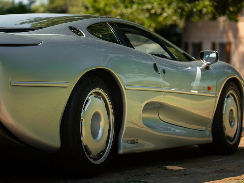 Image 27/50 of Jaguar XJ 220 (1993)