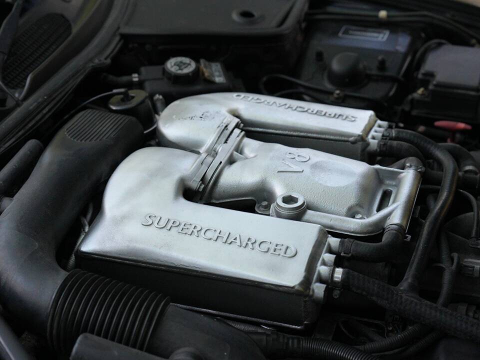 Image 27/50 of Jaguar XKR (1998)