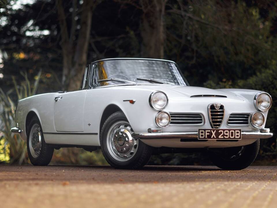 Image 26/50 of Alfa Romeo 2600 Spider (1964)