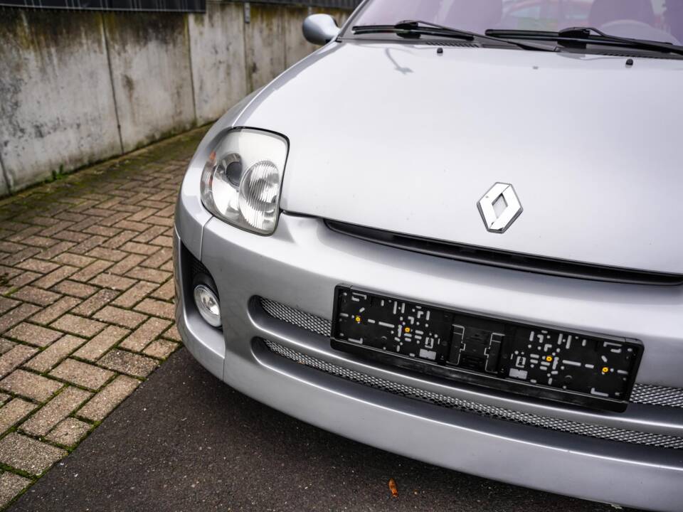 Image 21/27 of Renault Clio II V6 (2001)