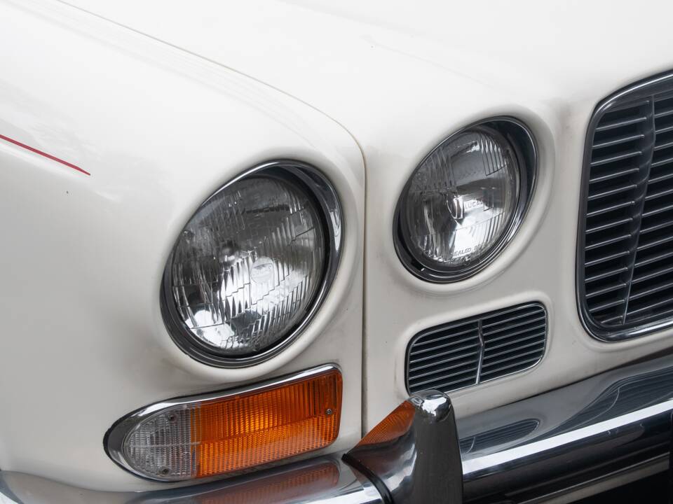 Image 36/50 of Jaguar XJ 6 4.2 (1972)