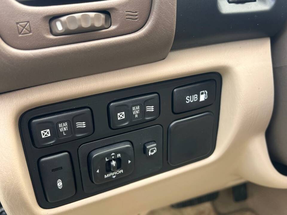Image 10/32 of Lexus LX 470 (2003)