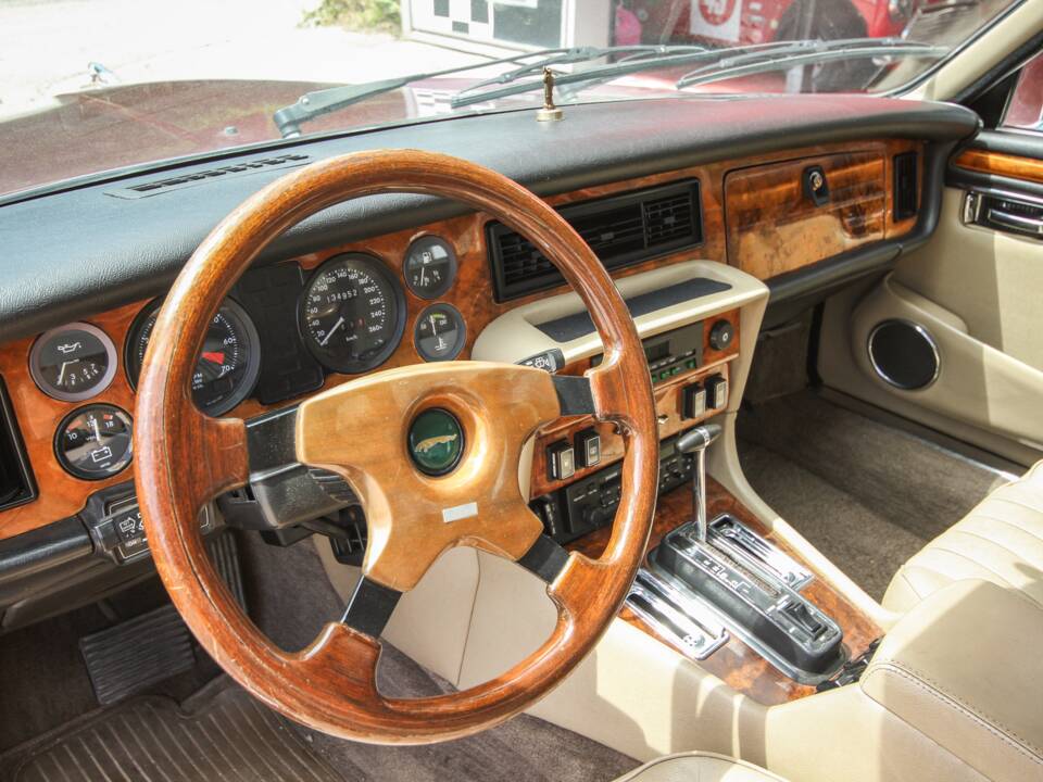 Image 26/44 of Jaguar XJ 12 (1990)