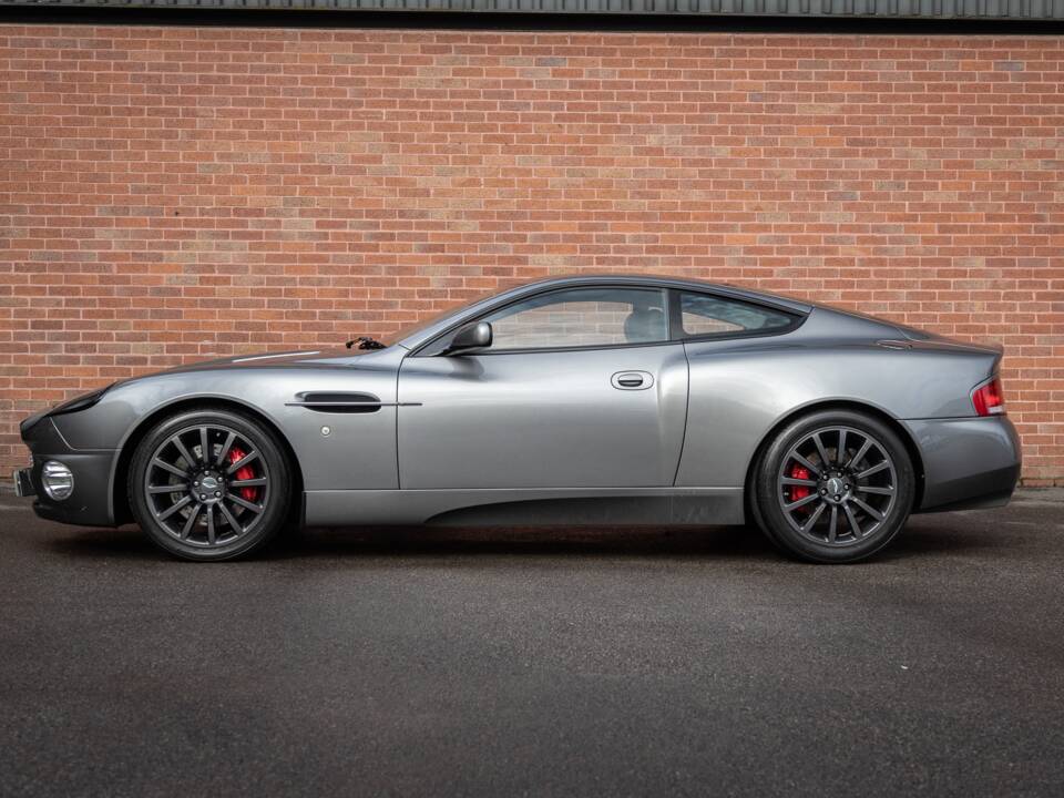 Image 2/30 of Aston Martin V12 Vanquish (2002)