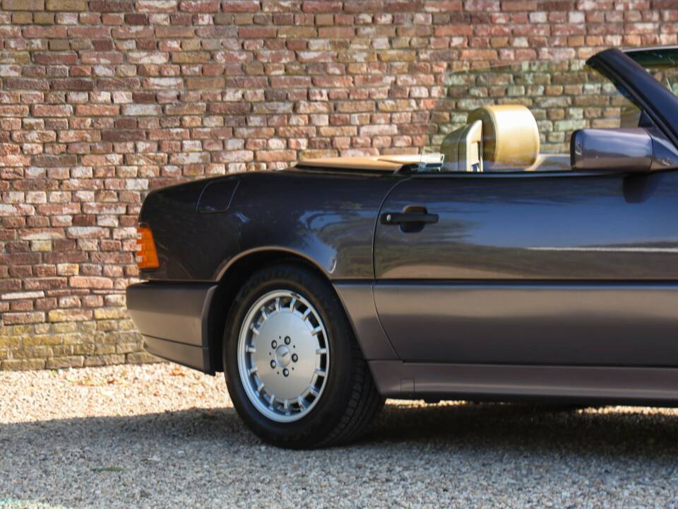 Image 14/50 of Mercedes-Benz 500 SL (1990)