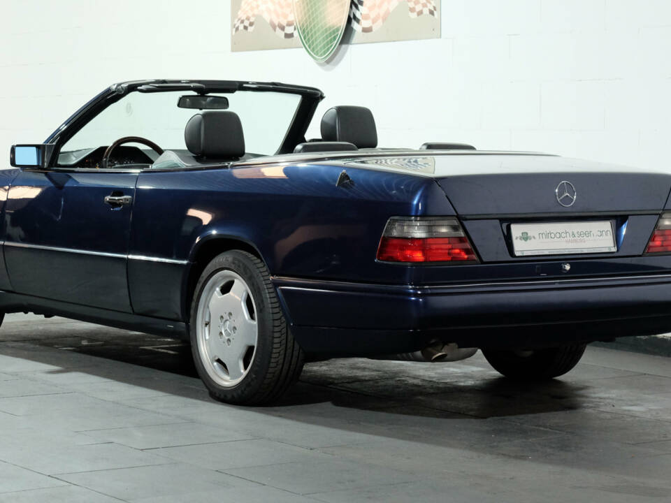 Immagine 6/20 di Mercedes-Benz E 220 (1996)