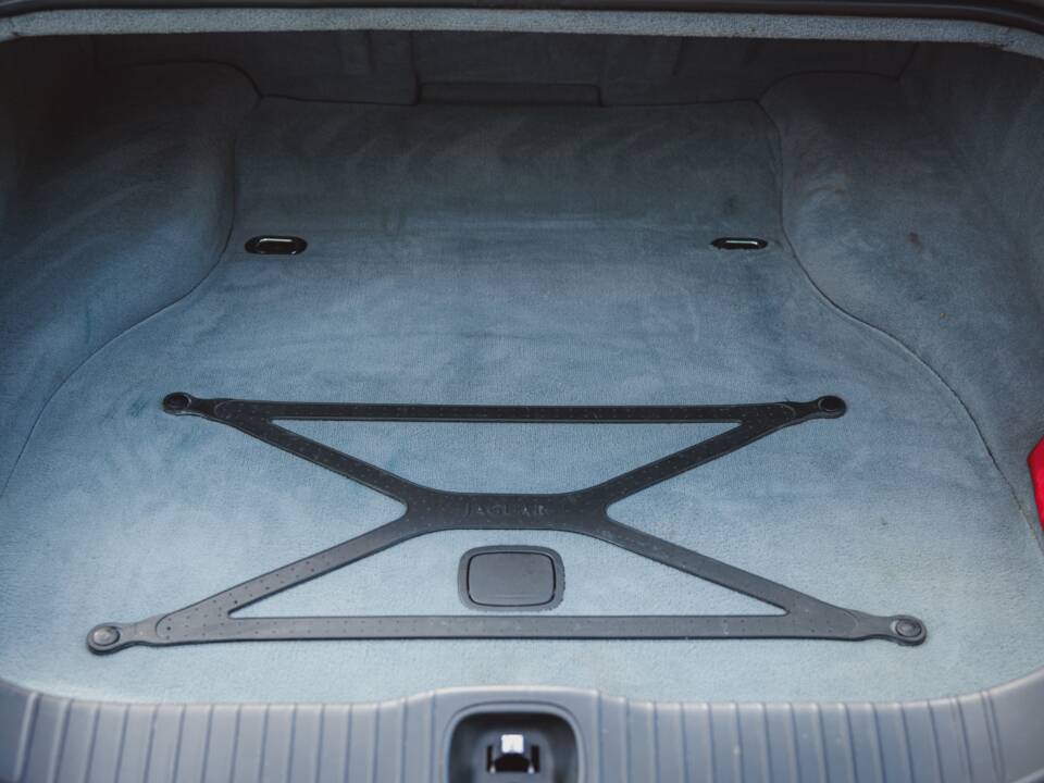 Image 17/48 of Jaguar XJR (2006)