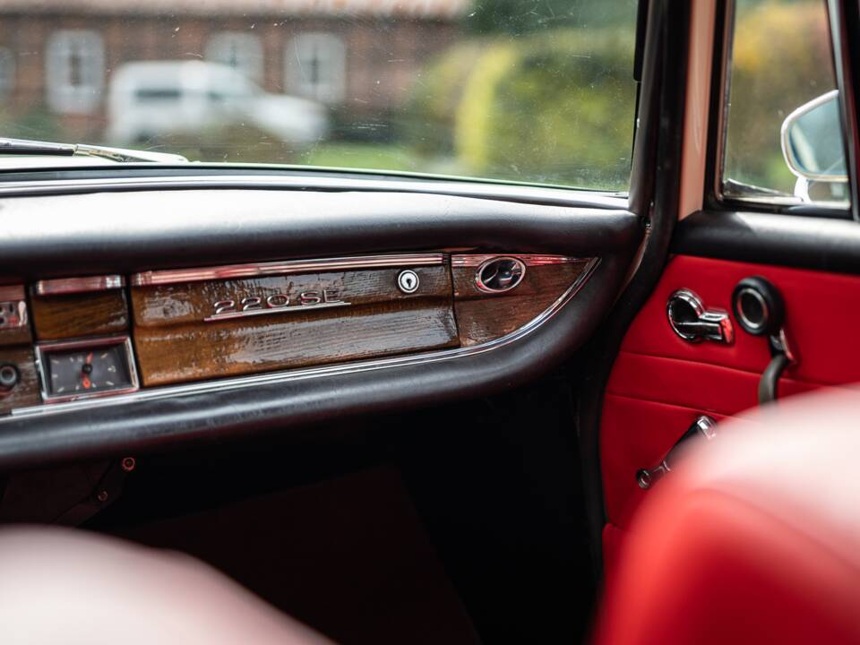 Image 32/42 of Mercedes-Benz 220 SE b (1965)