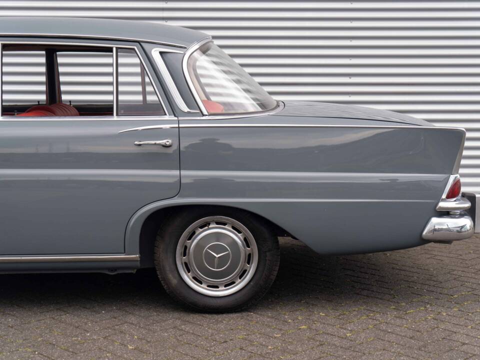 Image 6/8 de Mercedes-Benz 220 S b (1962)