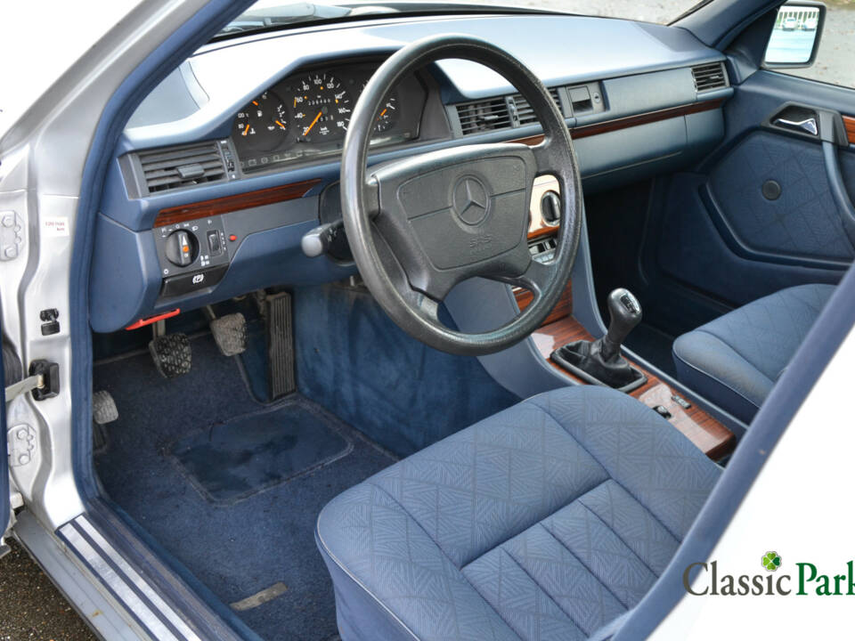 Image 19/39 of Mercedes-Benz 200 D (1993)