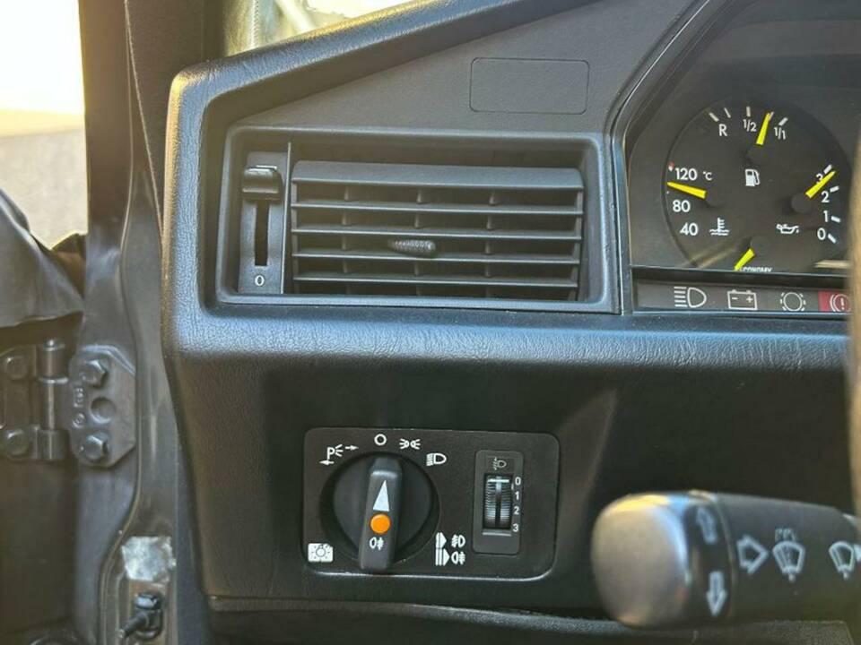 Bild 9/10 von Mercedes-Benz 190 E 2.3-16 (1986)