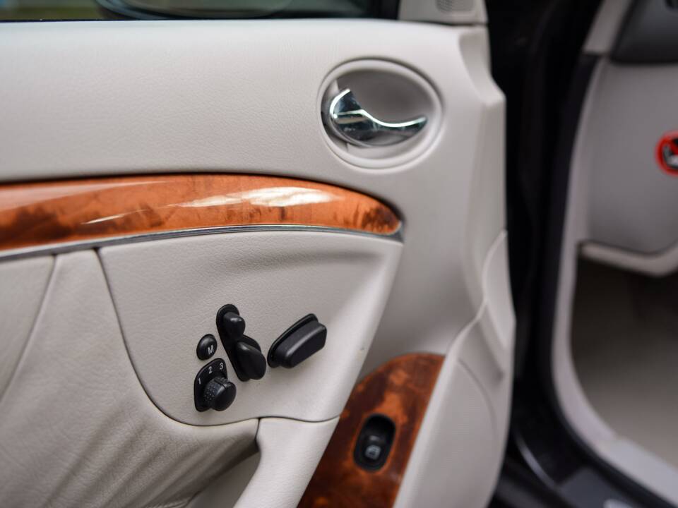 Image 34/49 of Mercedes-Benz CLK 500 (2004)