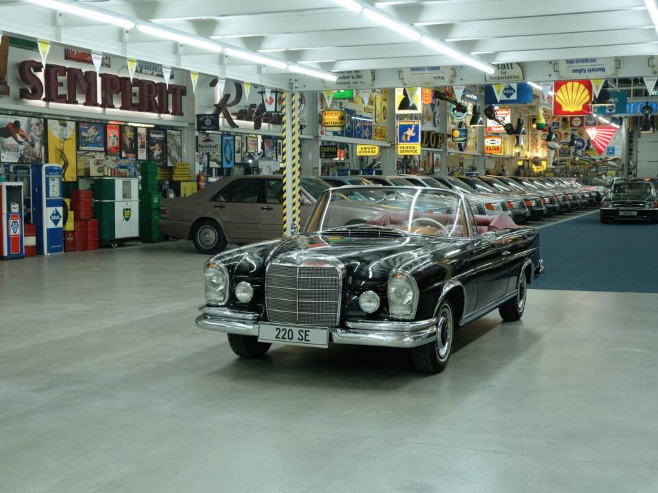 Image 2/50 of Mercedes-Benz 220 SE b (1963)